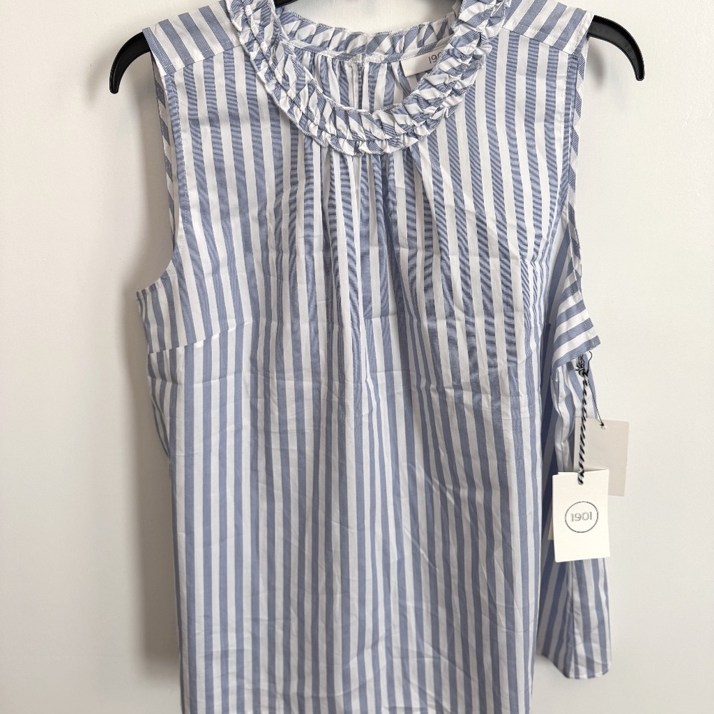 New Sleeveless top with a ruffled neckline- XL (blue/Wht)